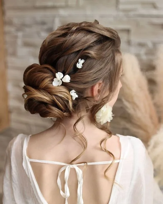 Chignon texturé aux petites fleurs