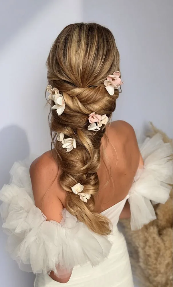 Tresse romantique ornée de fleurs, robe de mariée