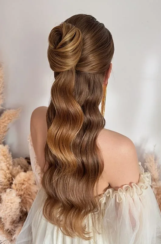 Demi-attaché ondulé avec chignon enroulé