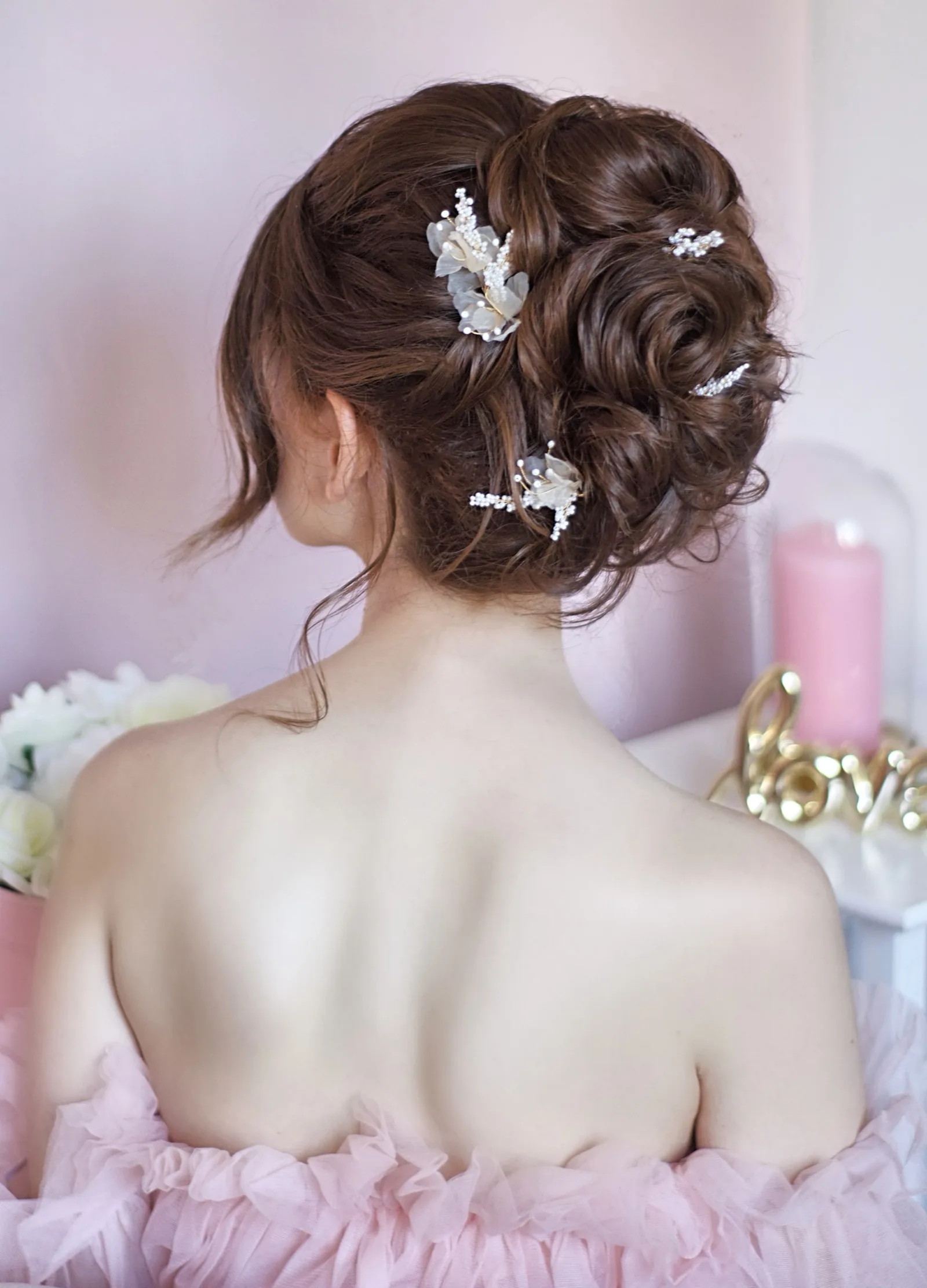 Chignon haut bohème, coiffure de mariée texturée et aérienne