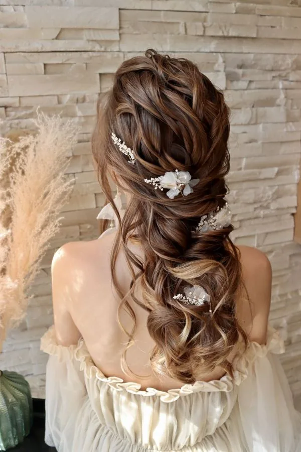 Natte bohème ornée de fleurs, coiffure de mariée