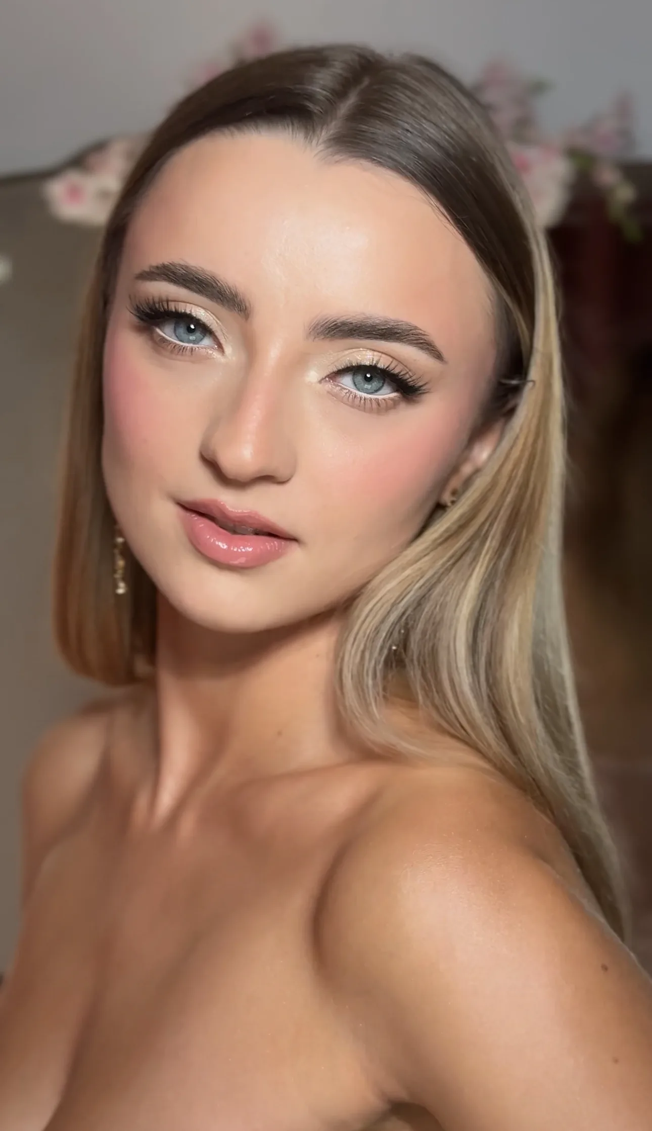 Maquillage de mariée lumineux, eye-liner et teint glowy