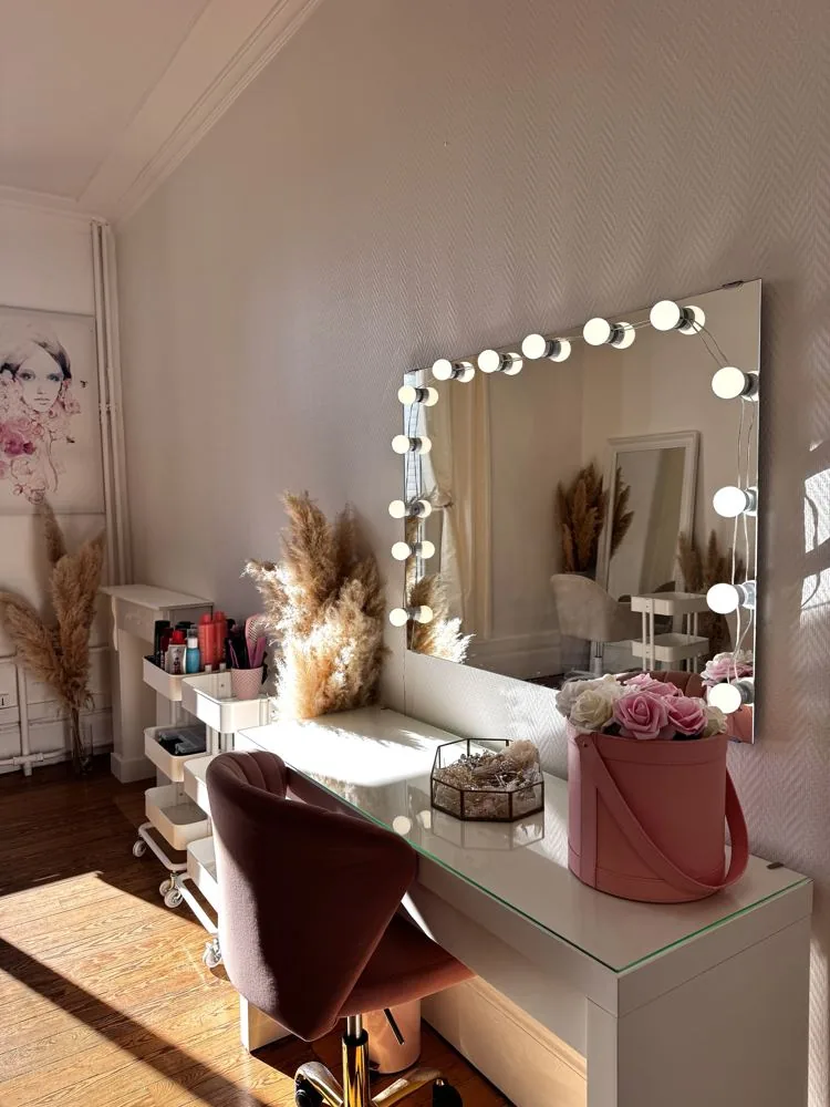 Le poste de maquillage du studio : miroir éclairé, coiffeuse et lumière naturelle