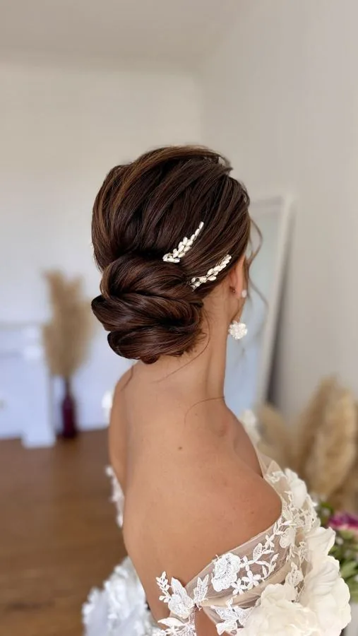 Chignon bas brun torsadé orné de perles
