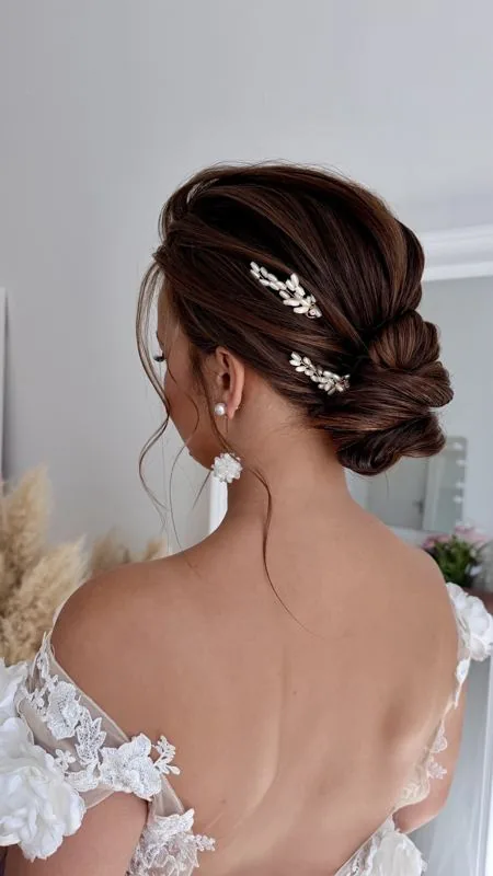 Chignon bas texturé orné de bijoux de perles