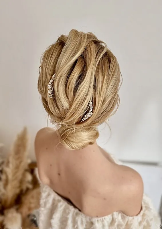Chignon bas texturé blond orné de perles