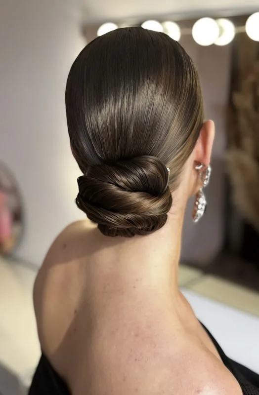 Chignon bas lisse et torsadé